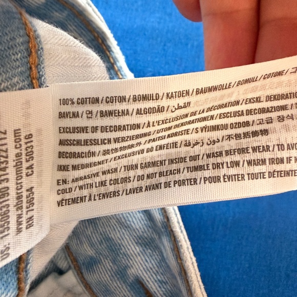 Abercrombie & Fitch NWOT High Rise Distressed Double Button Cropped Mom Jeans - Picture 5 of 5